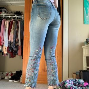 Flower embroidered vintage jeans
